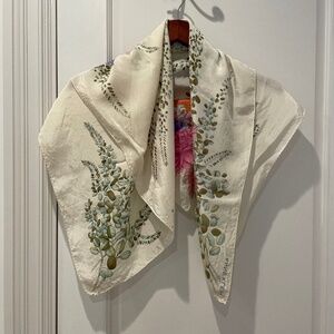 ANNE KLEIN // 100% Silk scarf with floral details